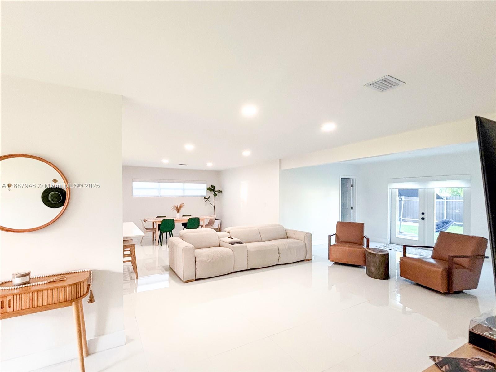 PINE TREE MANOR SEC 1 - Residential