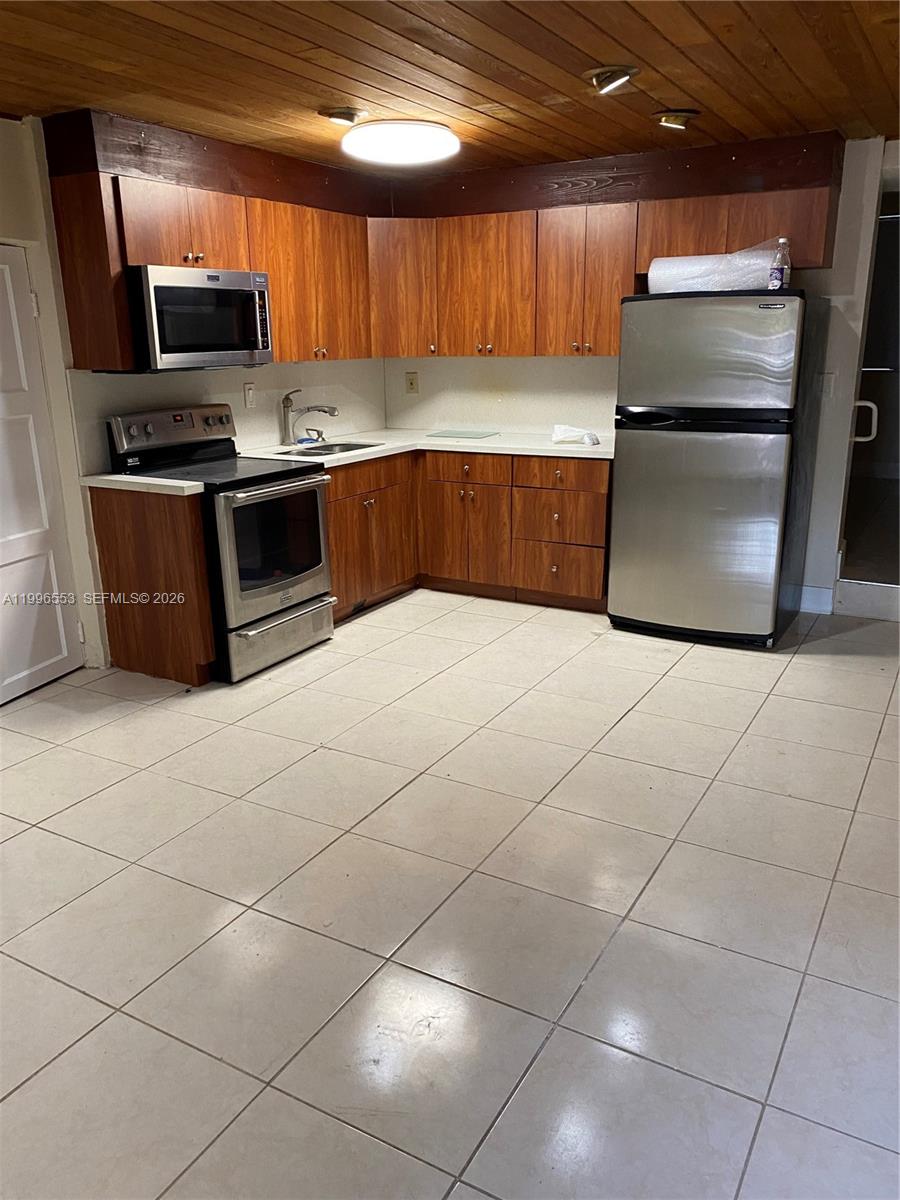 LAWRENCE ESTATE LAND CO - Residential Lease