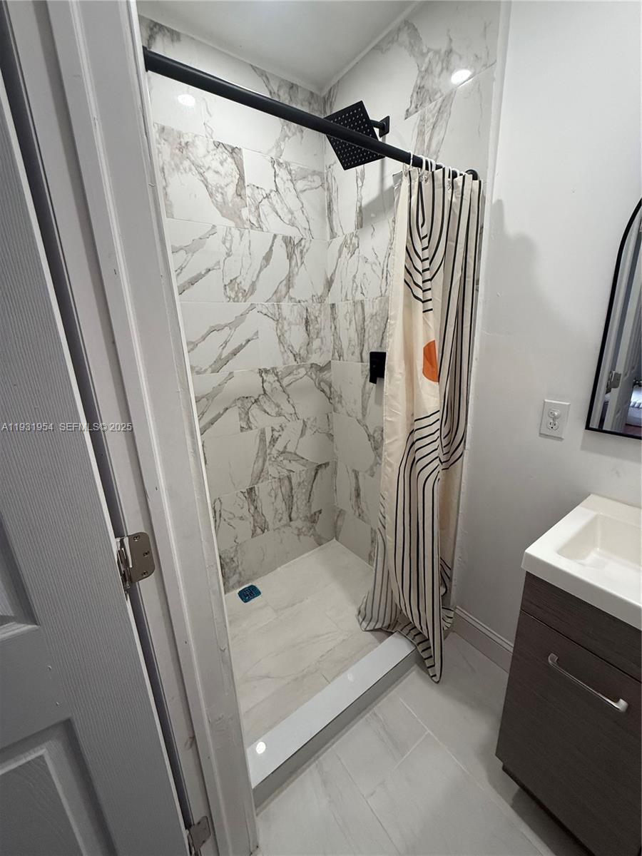 NORTH HOLLYWOOD - Residential Lease