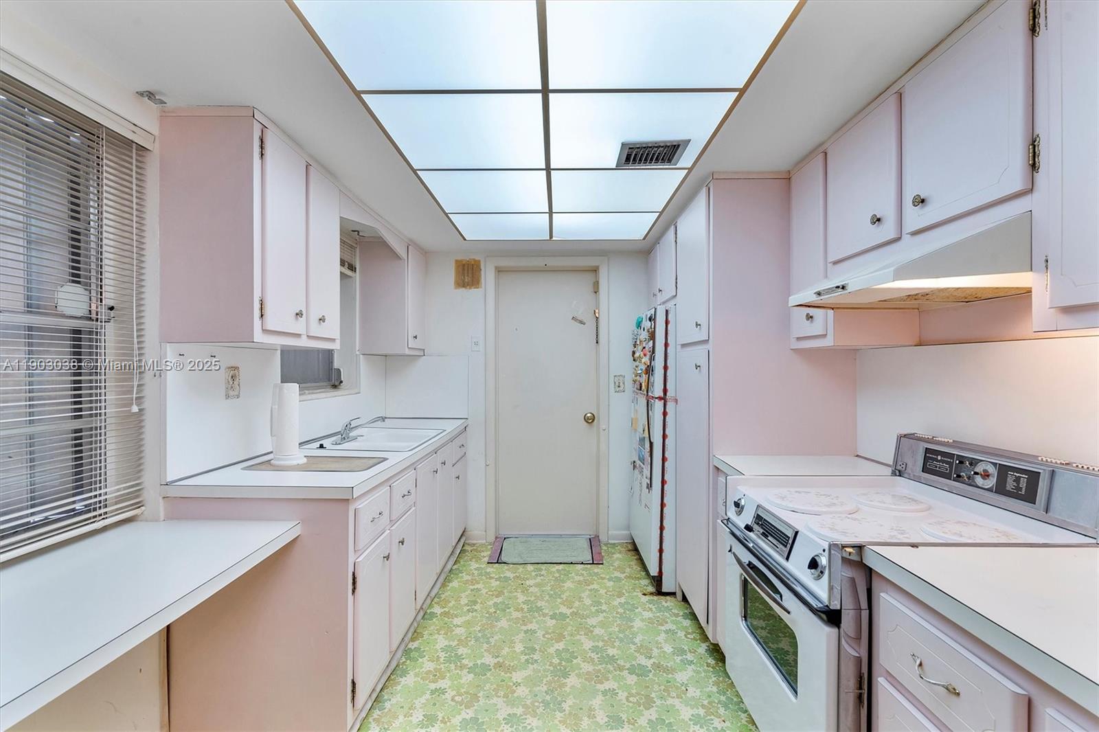 PALM SPRINGS LAKES 1ST AD - Residential