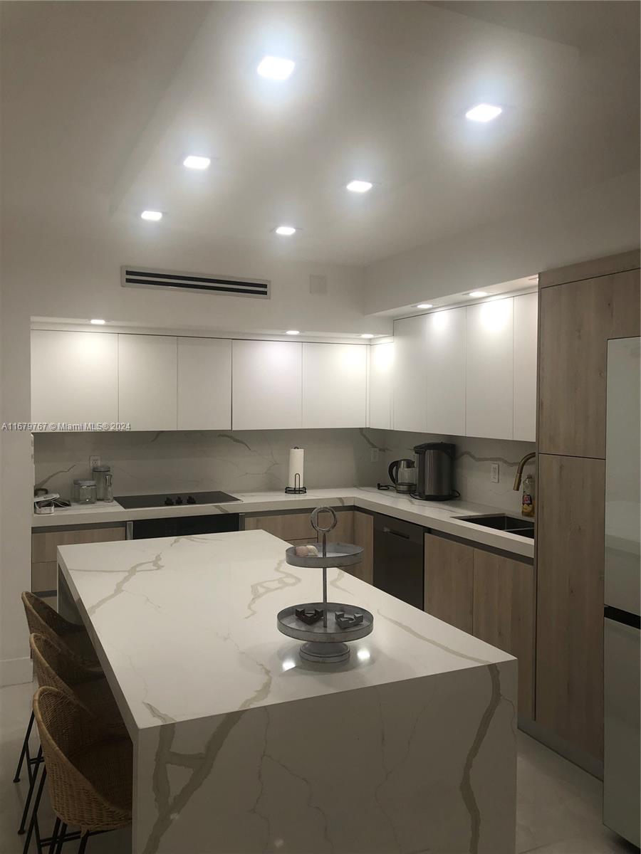 Beautiful 2 bedroom 2 bathrooms with a stunning oceanview!this completely remodeled and modern apartment with high end furniture ,is located in the most exclusive and desiderable area of Bal Harbour .The building offers 24 hrs security ,gym,a pool/jacuzzi and a social room.
easy to show