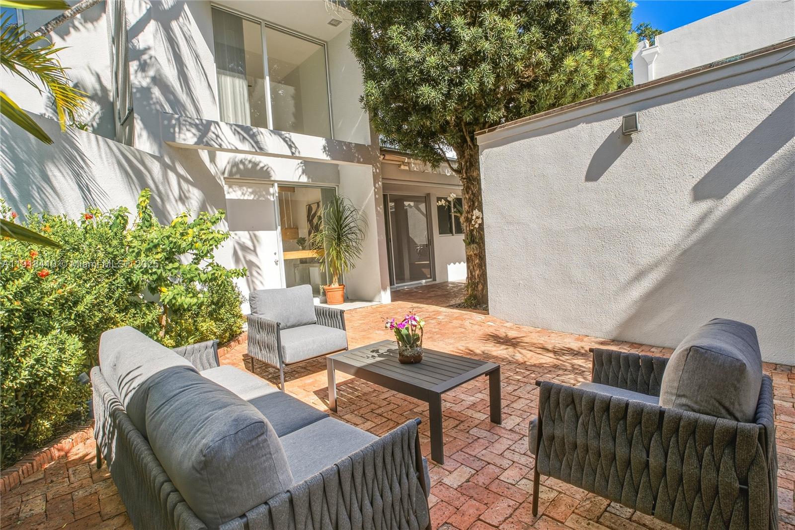 LONGVIEW VILLAS - Residential