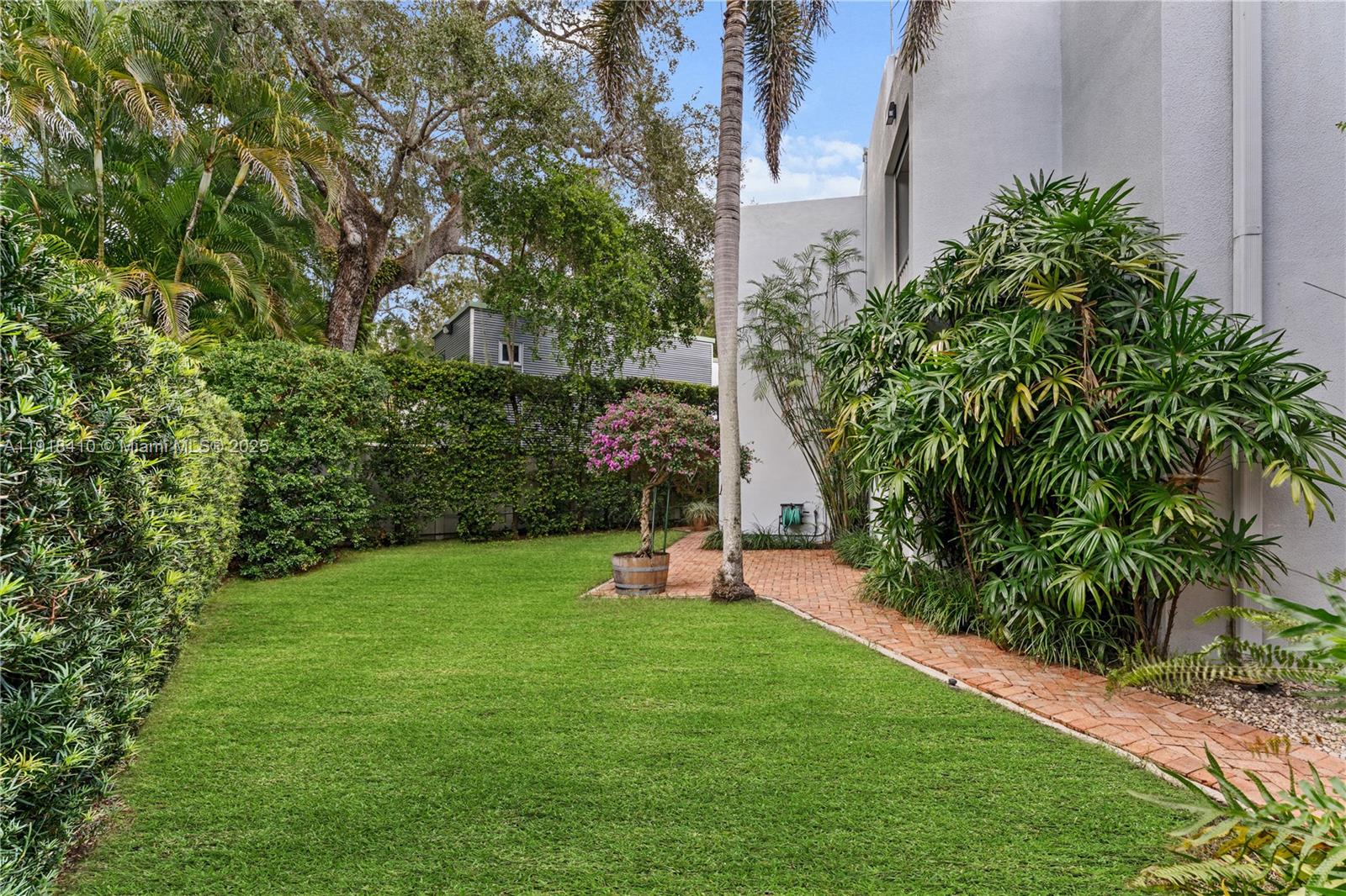 LONGVIEW VILLAS - Residential