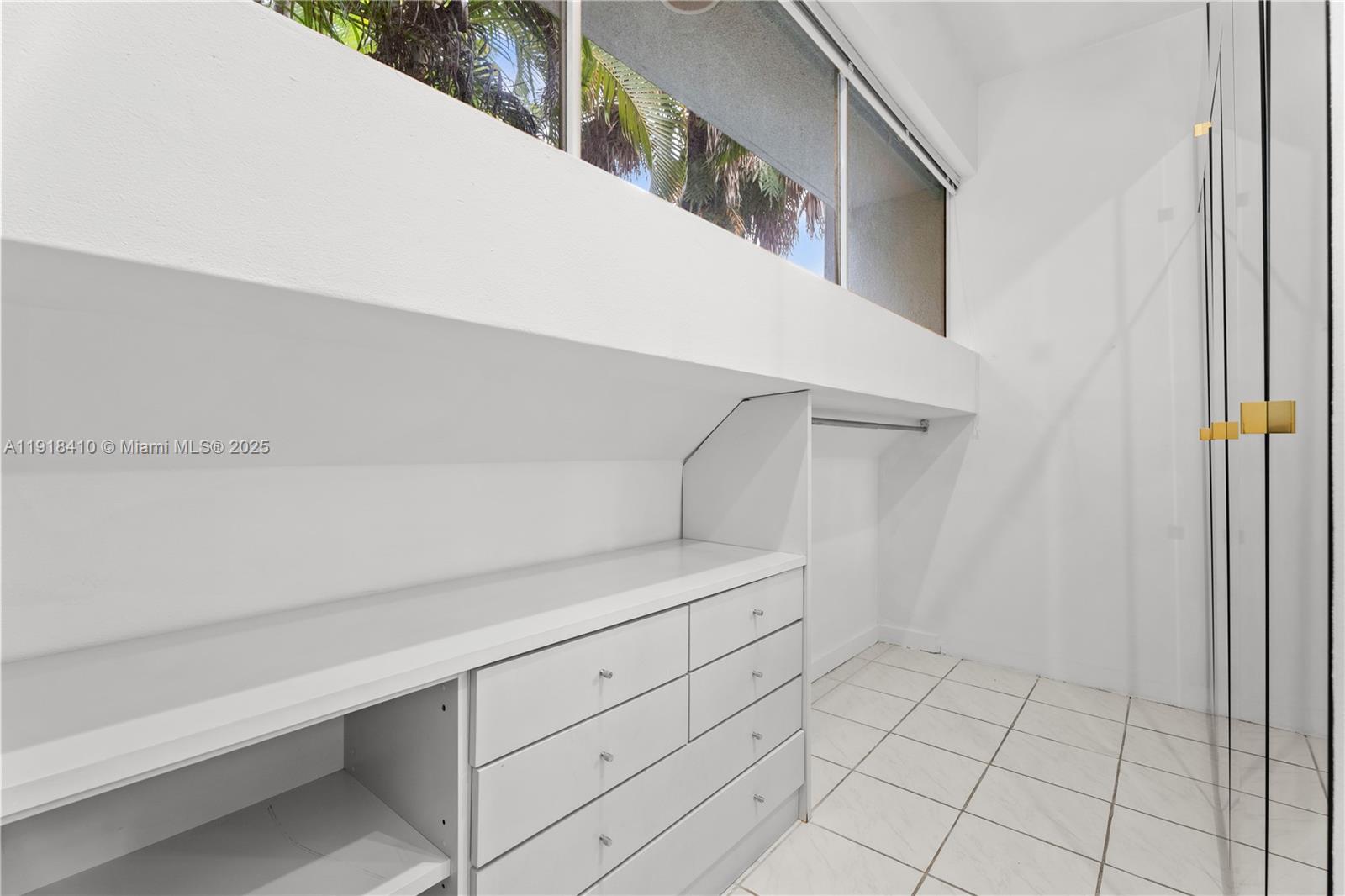 LONGVIEW VILLAS - Residential