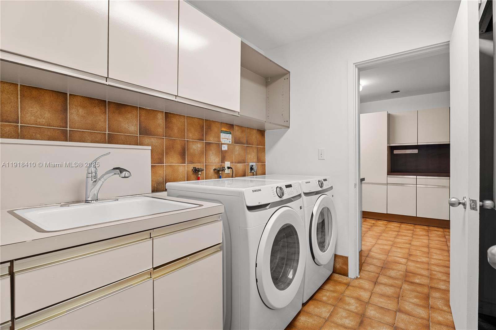 LONGVIEW VILLAS - Residential