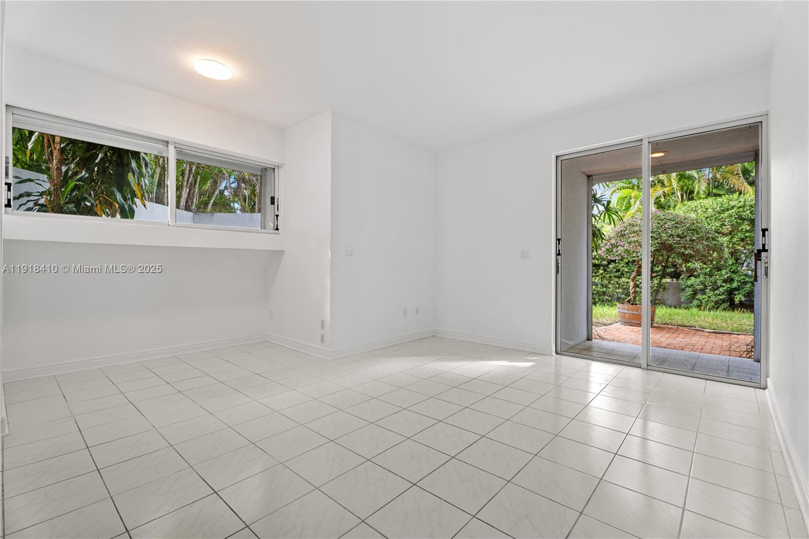 LONGVIEW VILLAS - Residential