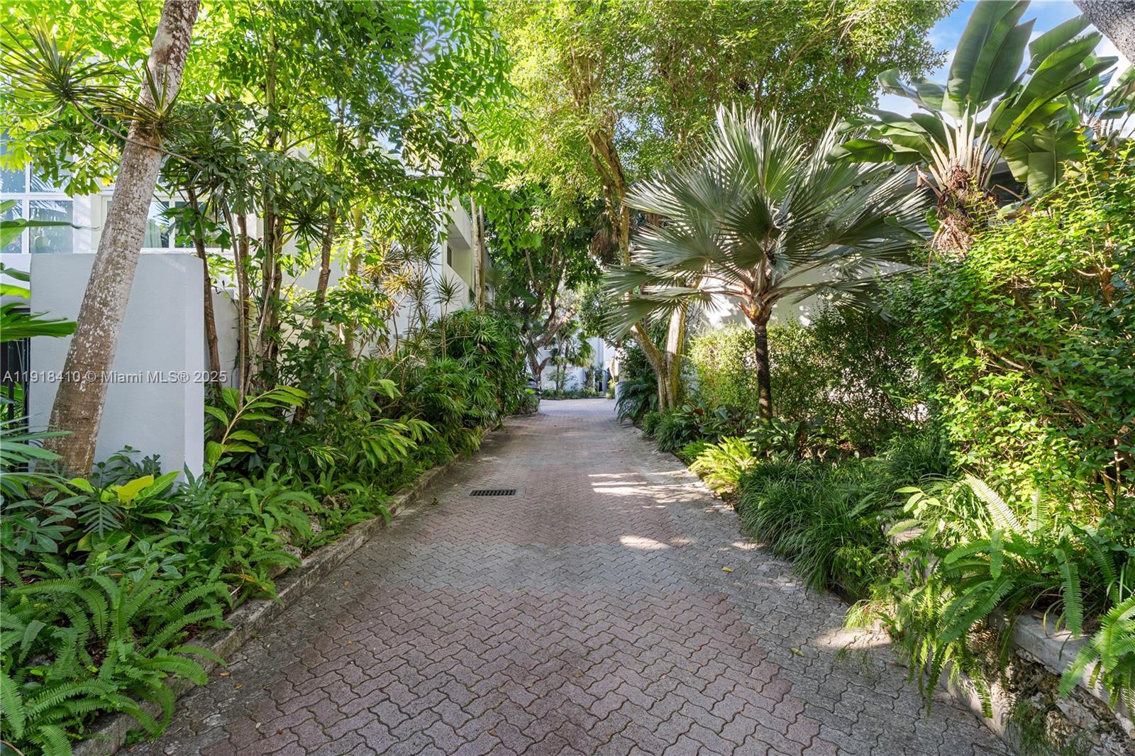 LONGVIEW VILLAS - Residential