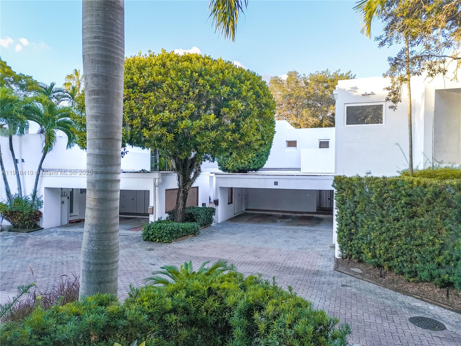 LONGVIEW VILLAS - Residential