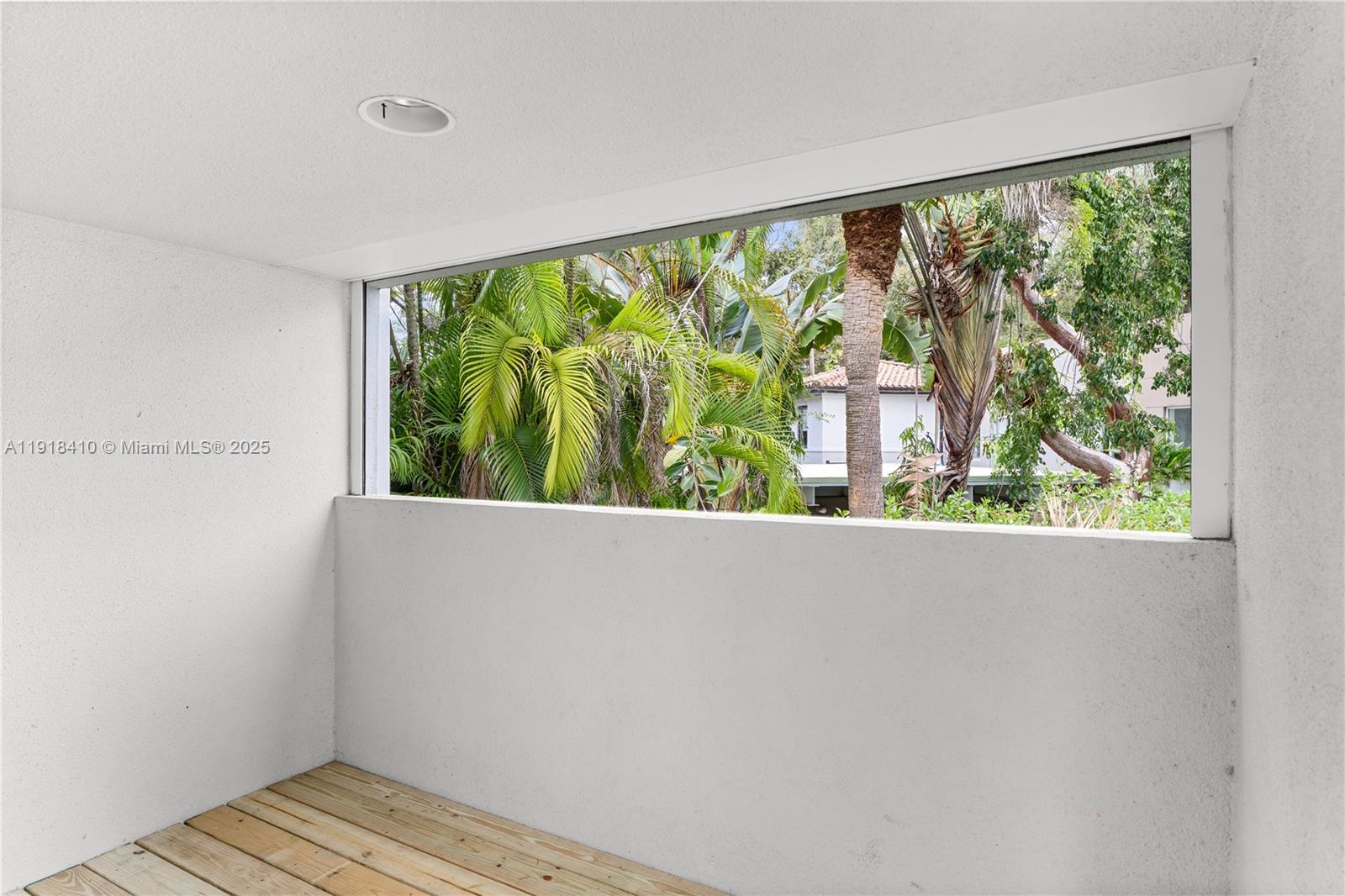 LONGVIEW VILLAS - Residential