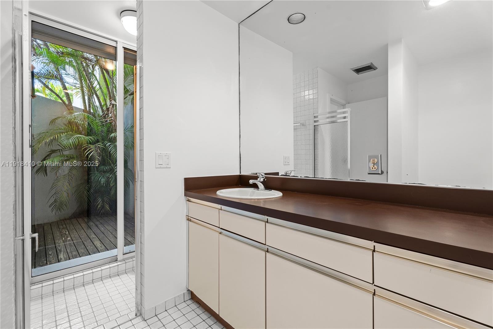 LONGVIEW VILLAS - Residential