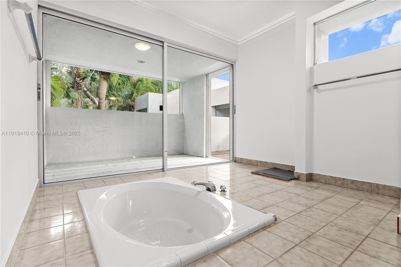 LONGVIEW VILLAS - Residential