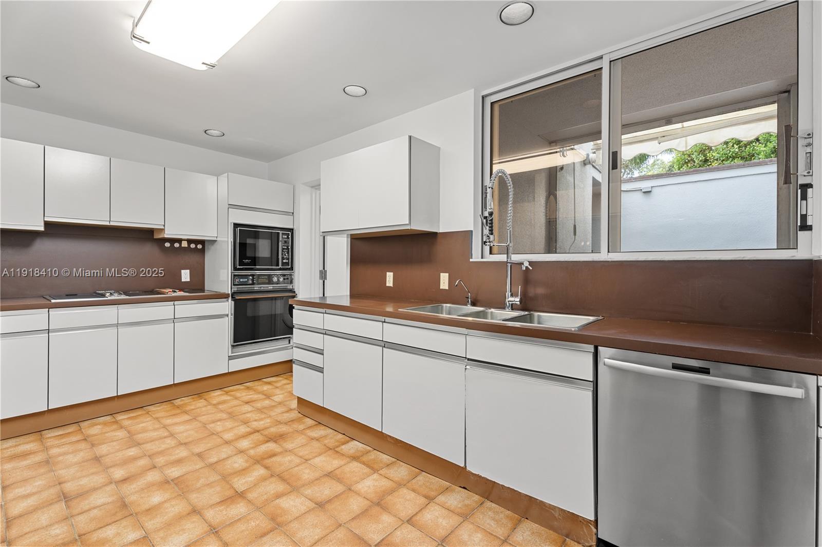 LONGVIEW VILLAS - Residential