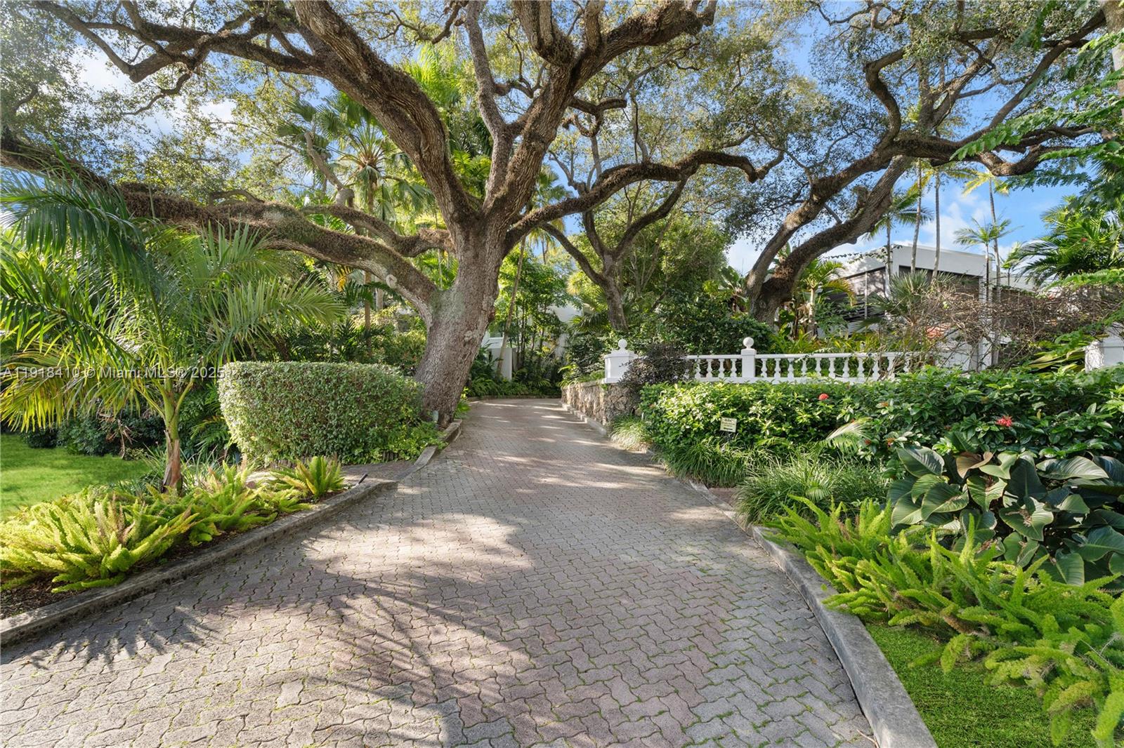 LONGVIEW VILLAS - Residential