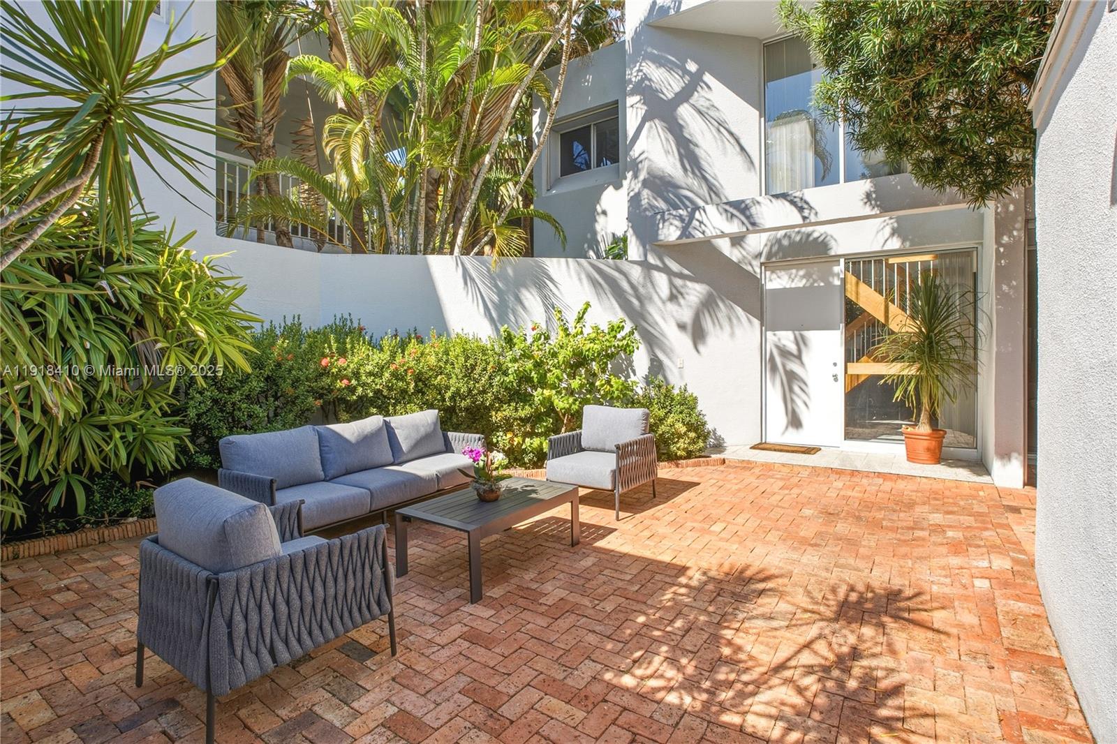 LONGVIEW VILLAS - Residential