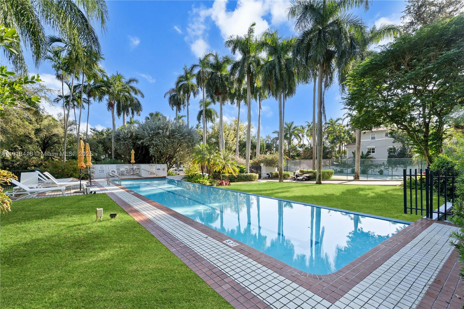 LONGVIEW VILLAS - Residential