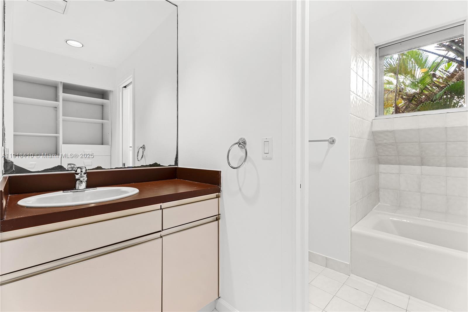 LONGVIEW VILLAS - Residential