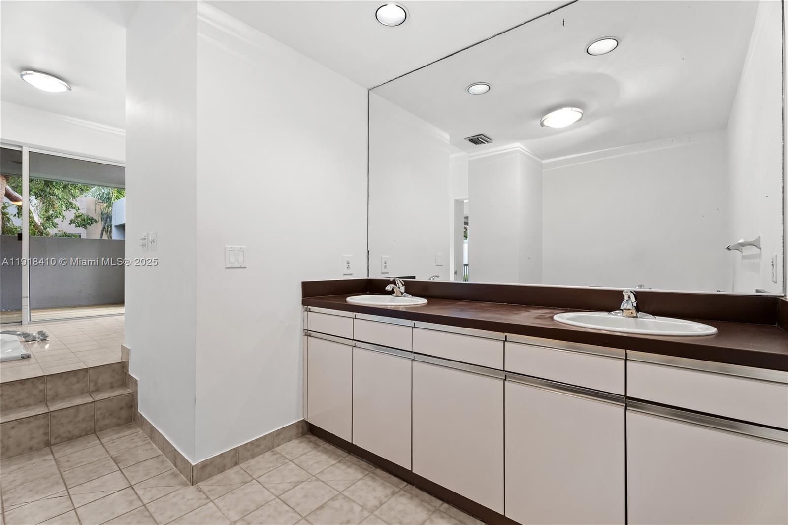 LONGVIEW VILLAS - Residential