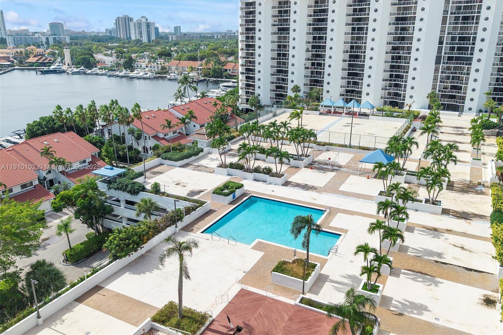 HARBORSIDE AT THE WATERWA - Residential