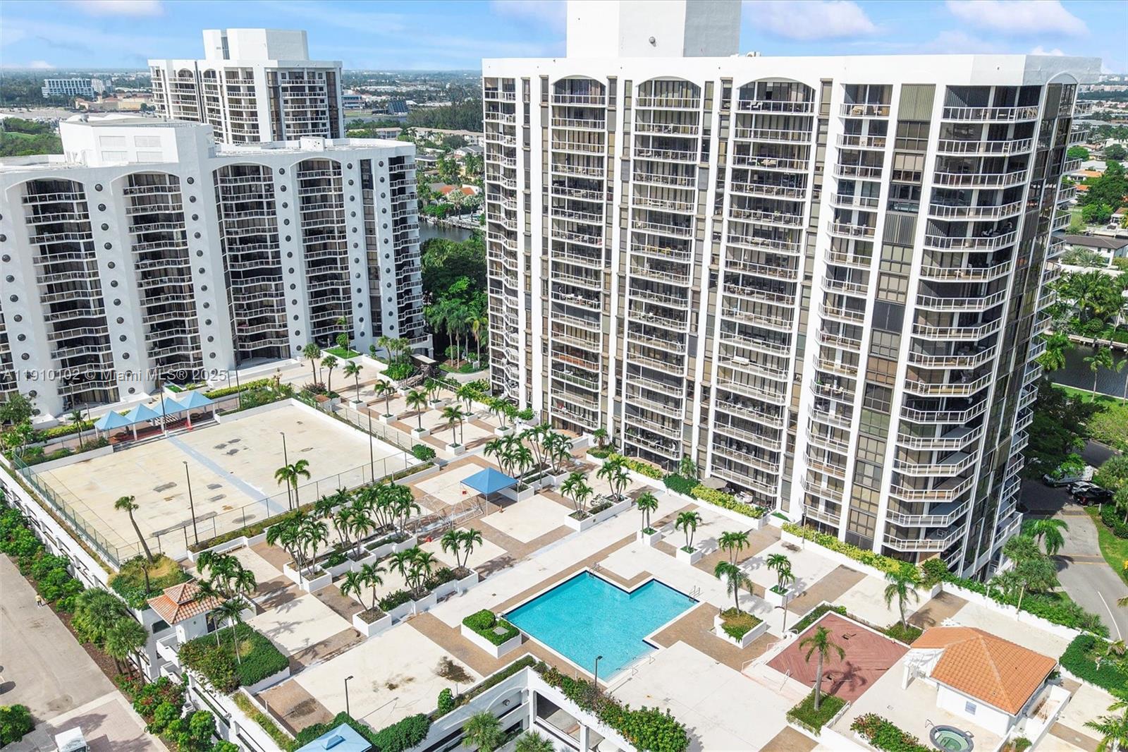 HARBORSIDE AT THE WATERWA - Residential