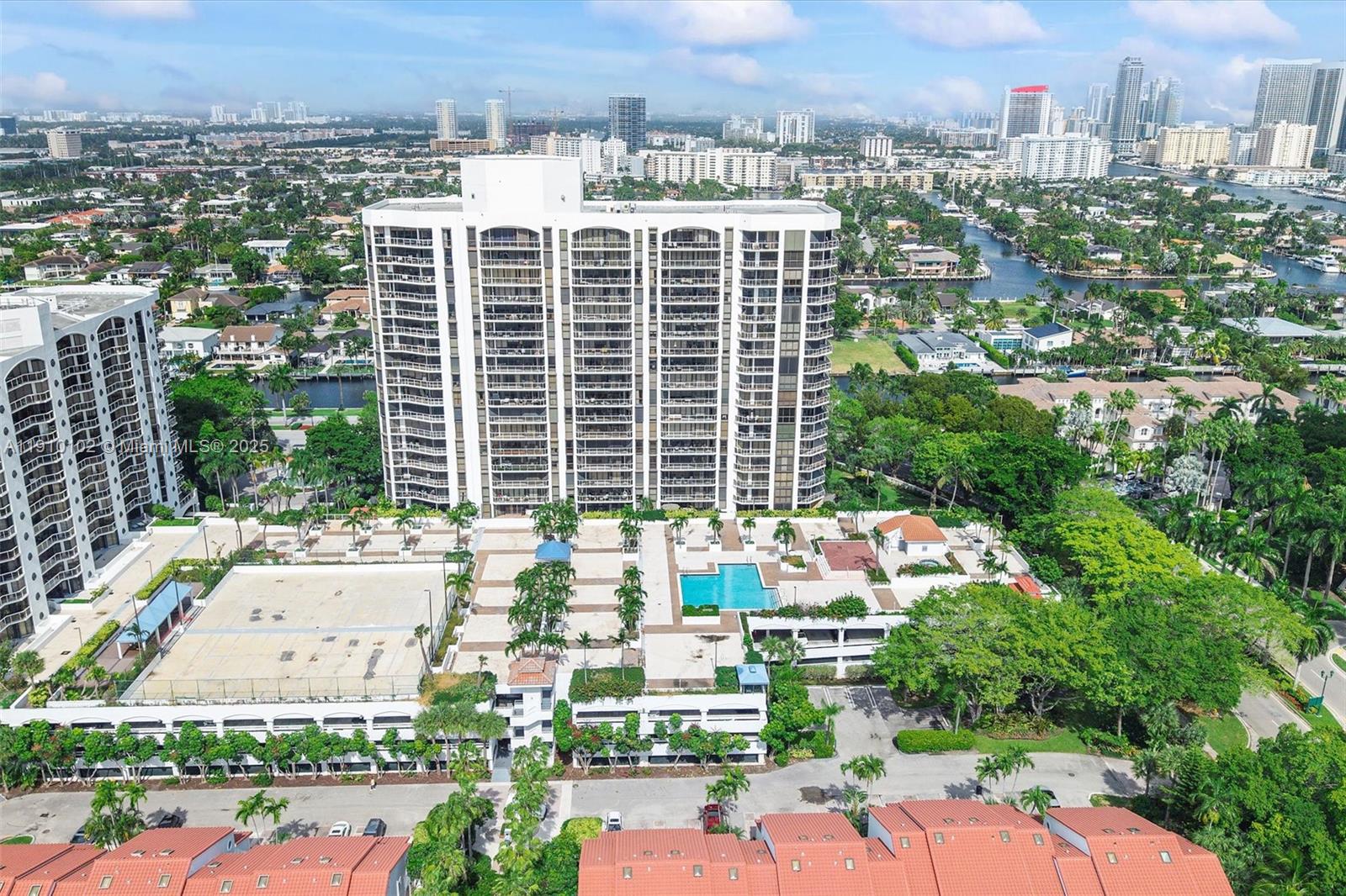 HARBORSIDE AT THE WATERWA - Residential