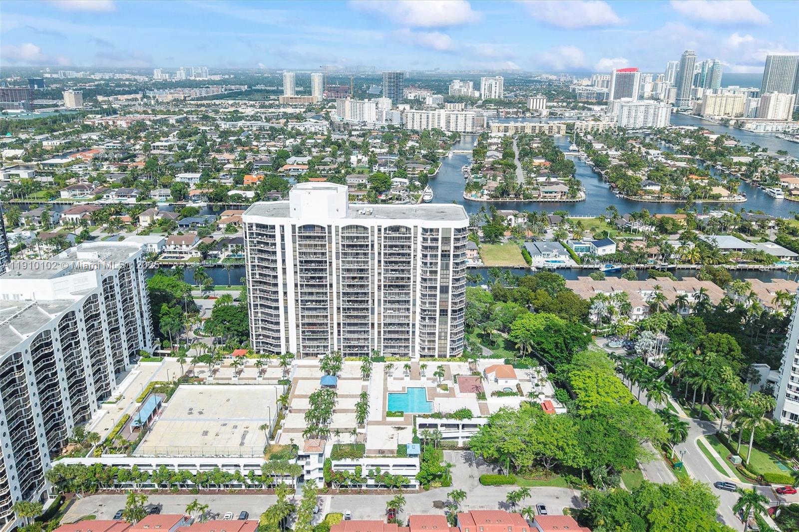 HARBORSIDE AT THE WATERWA - Residential