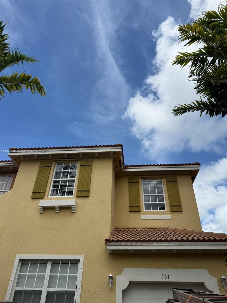 4bedroom and 3bath located in a gate community, vacate ready to go