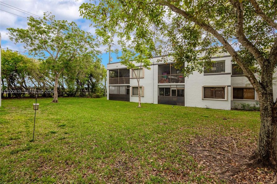 INVESTORS OPPORTUNITY, INVESTORS ONLY,Beautiful Condo 2beds 2baths  TENANT OCCUPIED contract expires OCTUBRE 1st 2026,  $2,300 monthly rent. 
Excellent Tenants, great condition. Excellent opportunity to own an investment in Weston fl Racquet Club/Lakeview area, in one of the quietest and highly maintained communities, great community amenities, outstanding neighborhood, community pool and membership to great Bonaventure Club included with ownership.