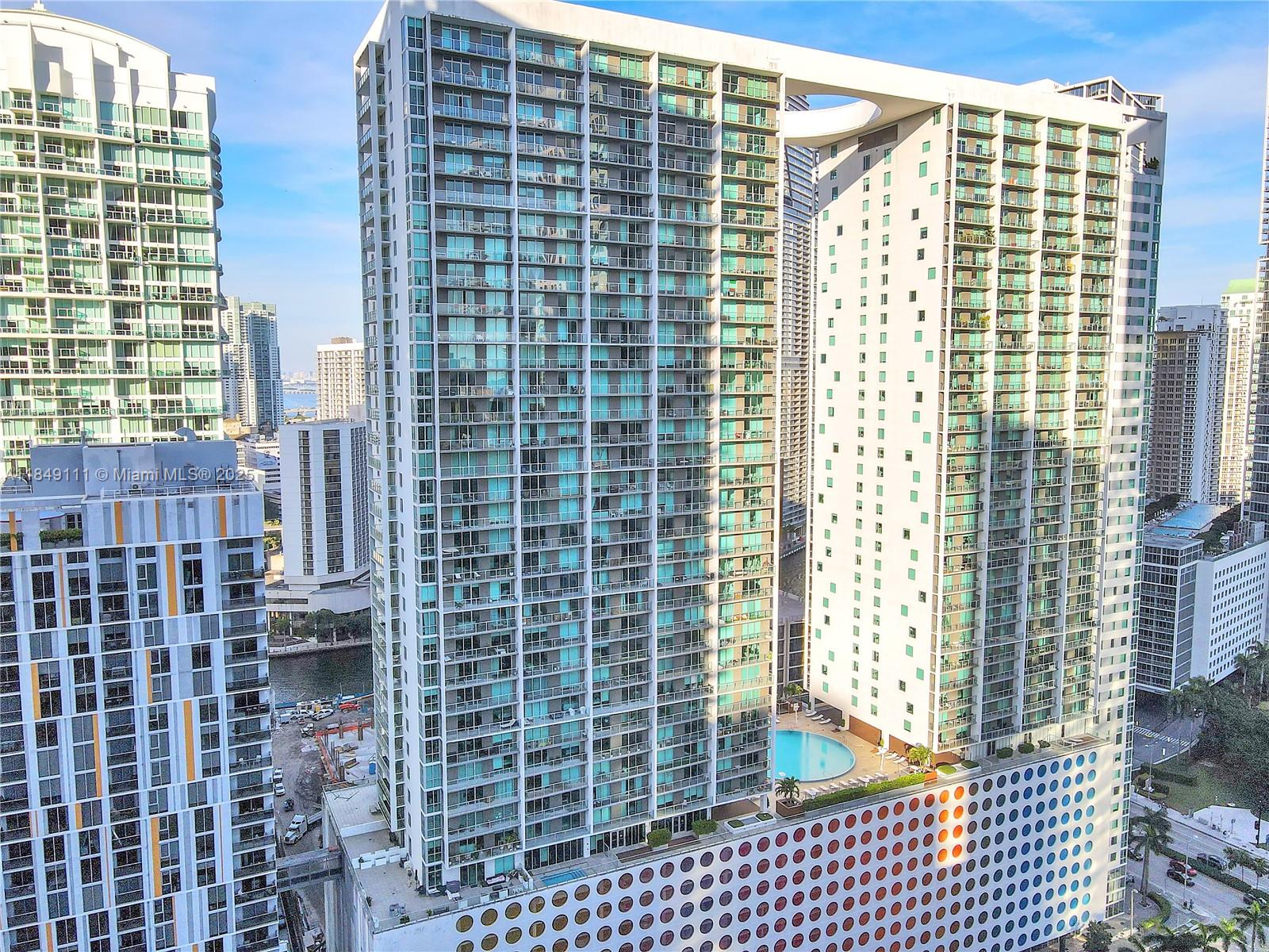 Spectacular furnished 1 bed, 1 bath + DEN apartment located in the heart of Brickell. This unit has a large
balcony. 500 Brickell Condominium is a building that stands out for its tranquility, location, and luxury amenities. 2
swimming pools, a Jacuzzi, a full gym, a games room, a theater, a BBQ area, and a Clubhouse. Steps from restaurants, supermarkets, and bars. For leases shorter than six months, the pricing is increased!! Unit with Tenant Until 08/20/25.