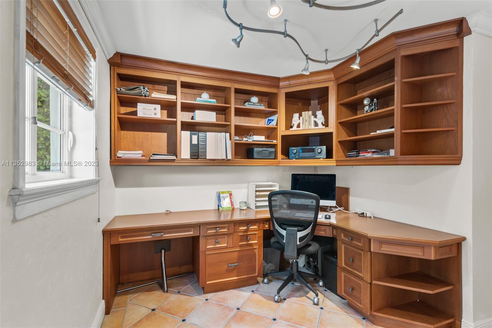 C GABLES COUNTRY CLUB SEC - Residential