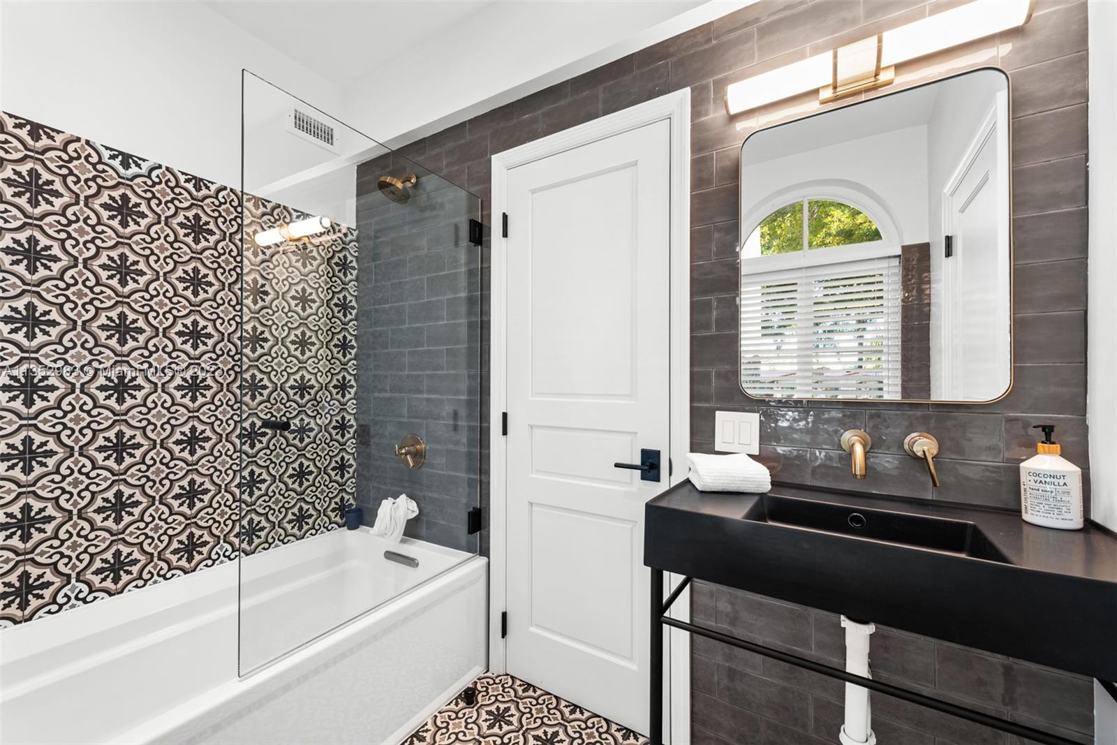 C GABLES COUNTRY CLUB SEC - Residential