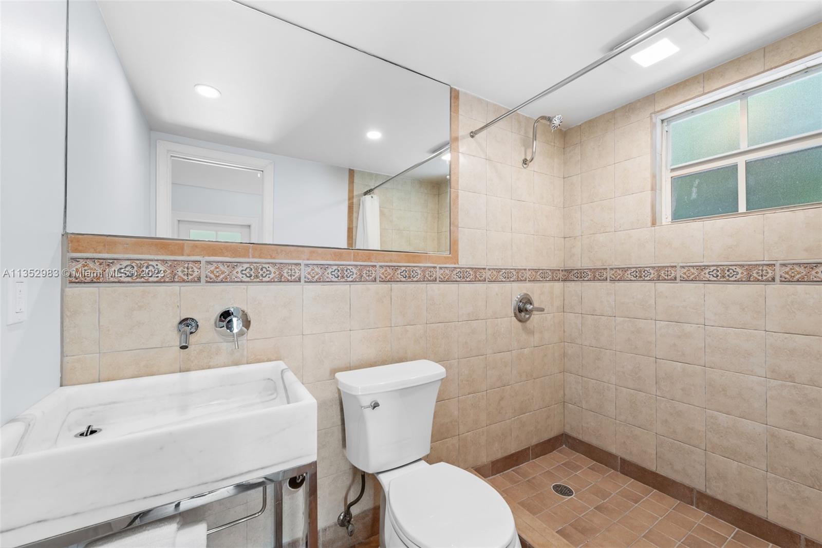 C GABLES COUNTRY CLUB SEC - Residential