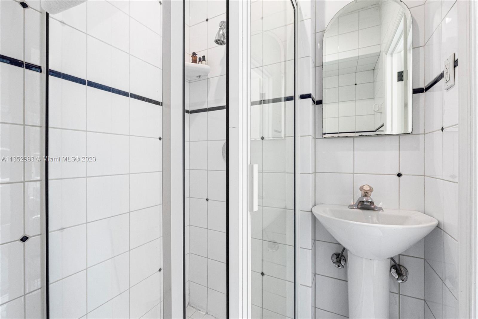 C GABLES COUNTRY CLUB SEC - Residential