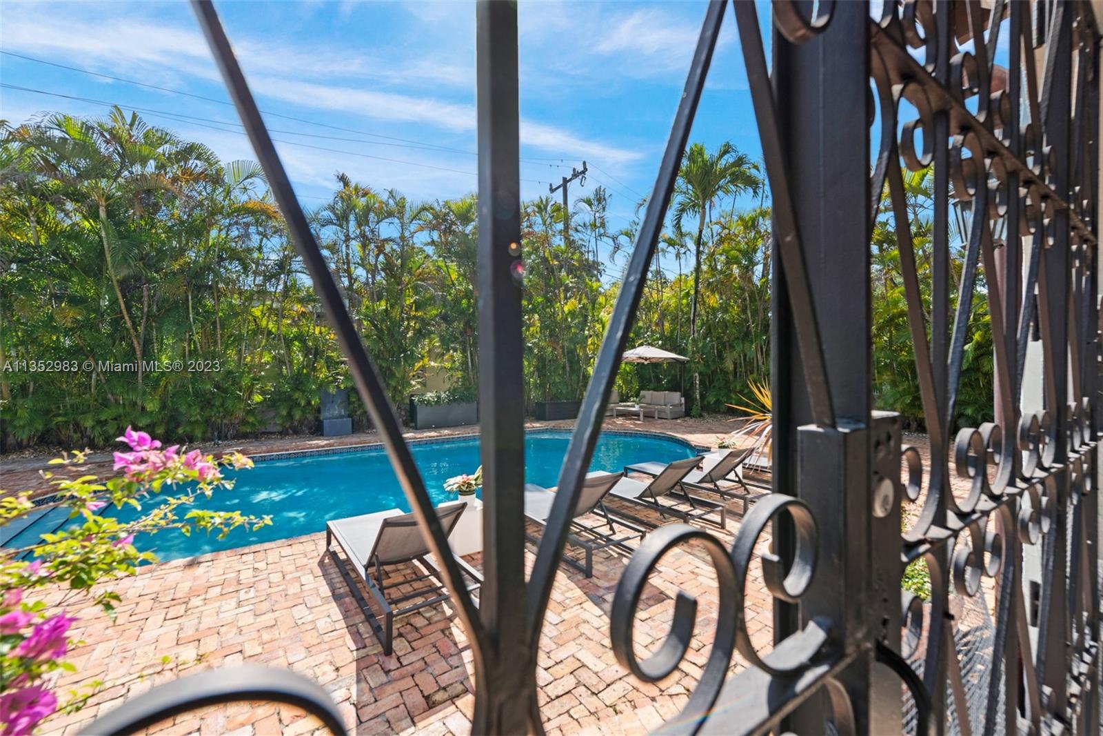 C GABLES COUNTRY CLUB SEC - Residential