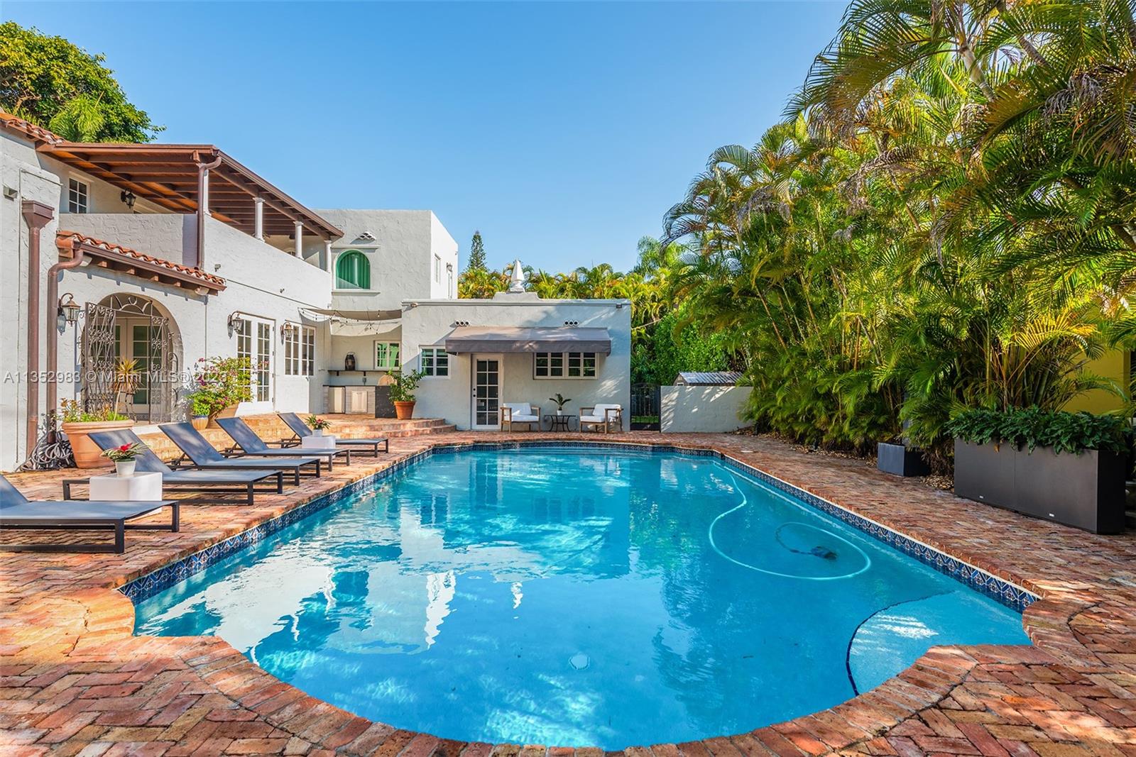 C GABLES COUNTRY CLUB SEC - Residential