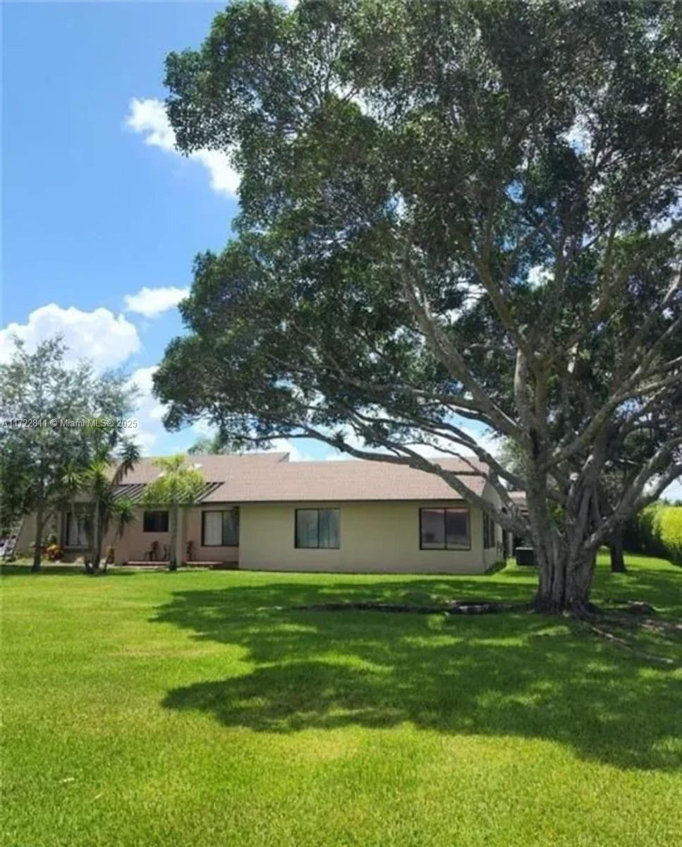 Spacious & Bright 3-bedroom house in Weston. This corner Villa features an open layout and high ceilings. Modern kitchen with granite countertops and ample storage. Enjoy a private patio, perfect for outdoor dining. Spacious master suite. Beautiful vinyl floors throughout. Located in Weston, with top-rated schools. Easy access to I-75 and major highway. Seller motivated due to relocation plans.