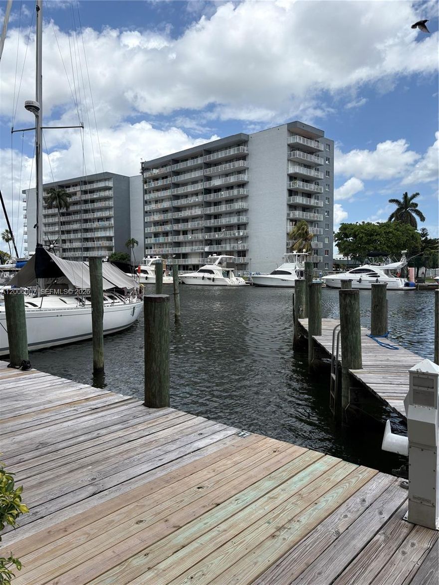 Great opportunity to rent a dock at River Run South Marina, available for a Sailboat of up to 43 feet. DOCK #11. We also have available for rent a 43-foot dock for a motorboat, as well as a 2-bedroom, 2-bathroom apartment at the same location.