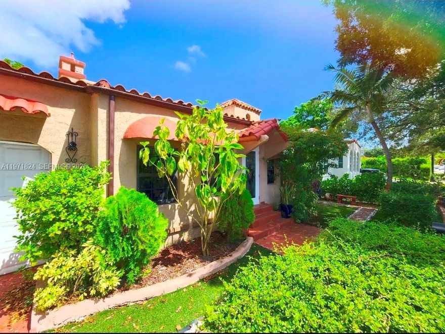 SHORT-TERM RENTAL, $700 per week. Private efficiency in prime Coral Gables location. Private entrance and easy access to transportation and main corridors.