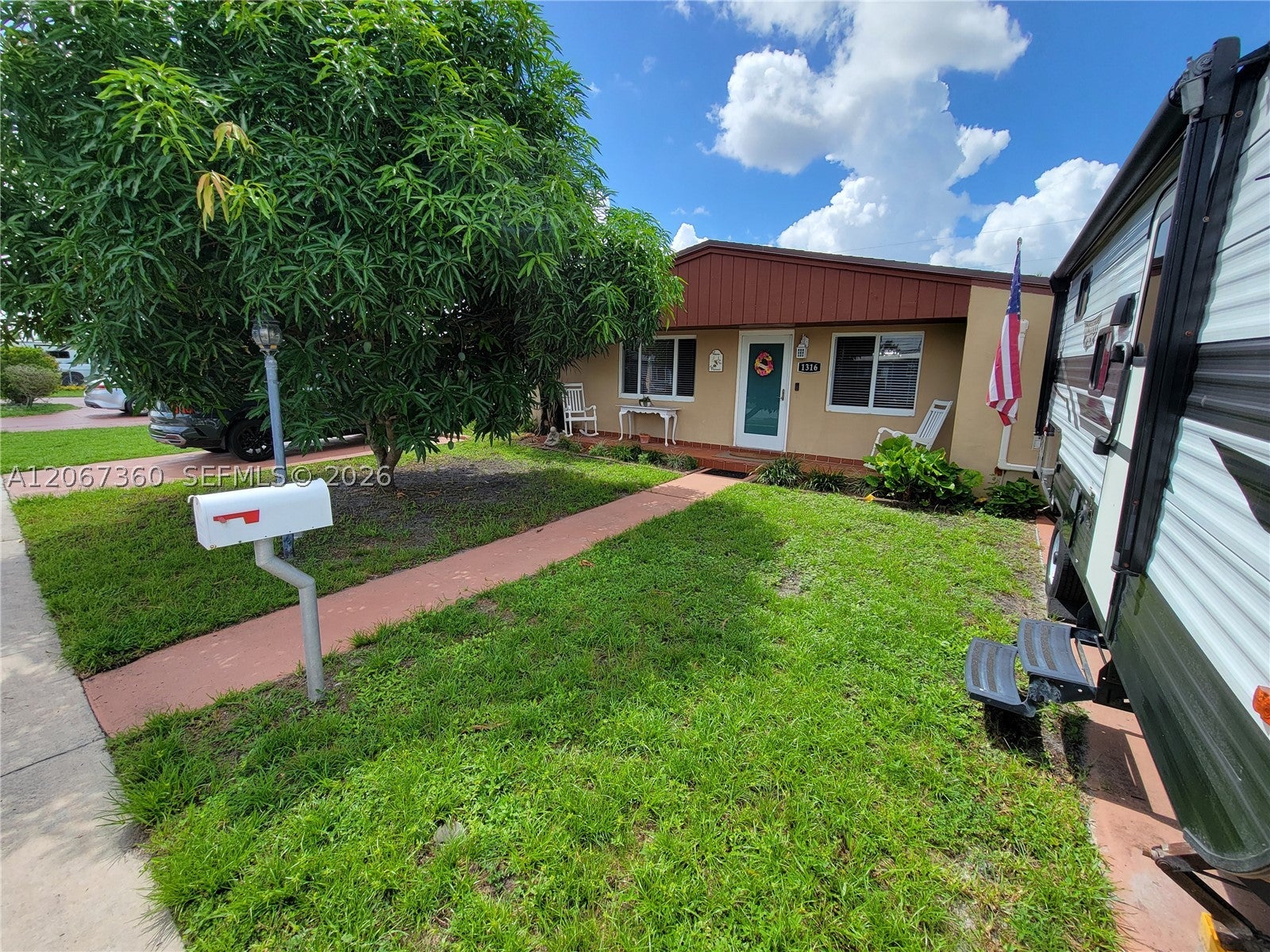 1316 W 61st Pl