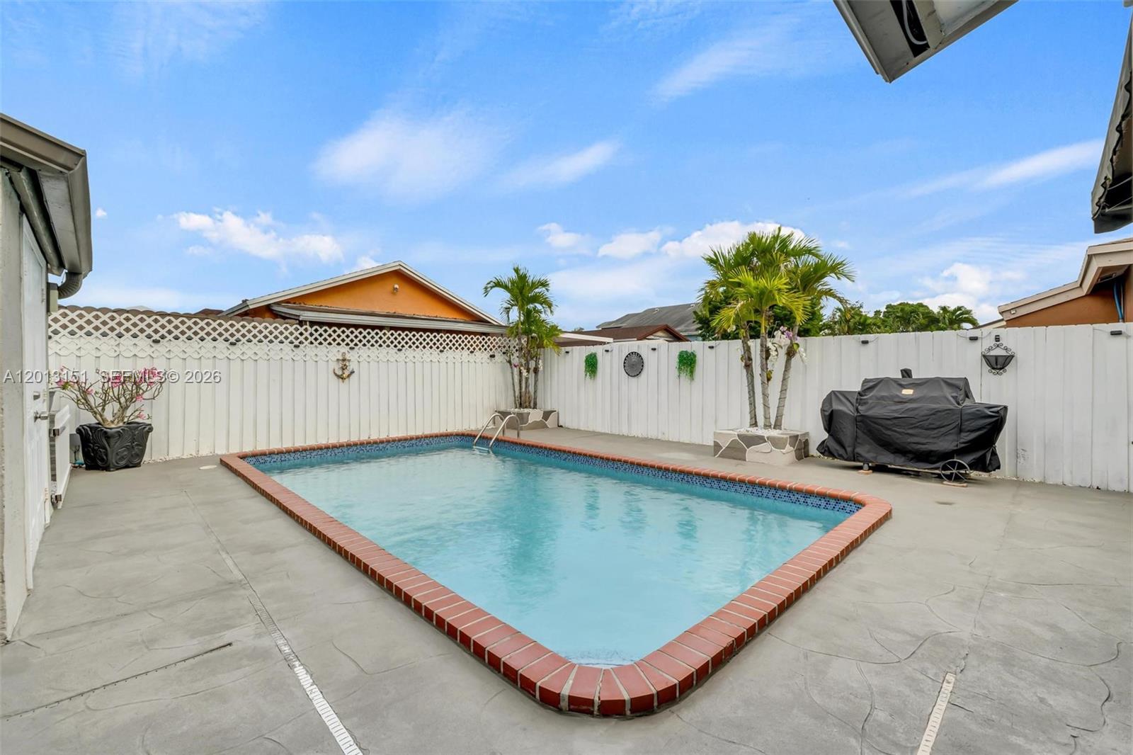 SOUTH MIAMI LAKES - Residential