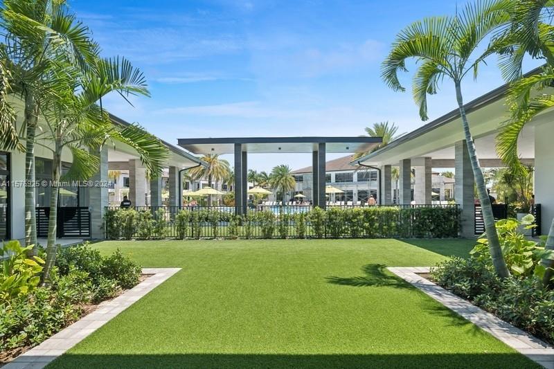 DOWNTOWN DORAL SOUTH PHAS - Residential
