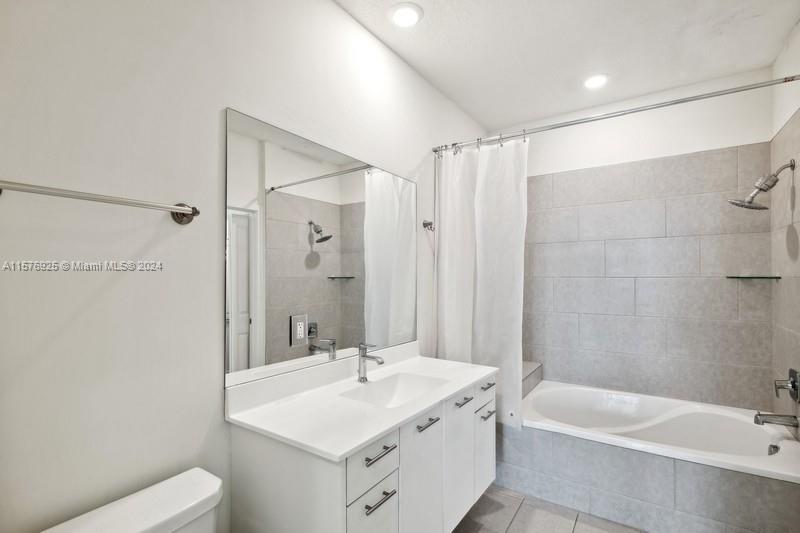 DOWNTOWN DORAL SOUTH PHAS - Residential