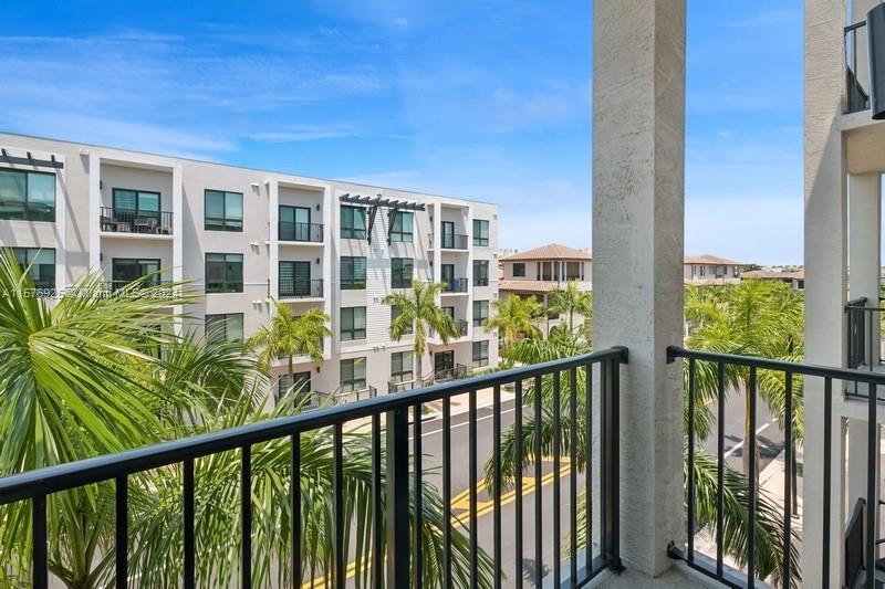 DOWNTOWN DORAL SOUTH PHAS - Residential