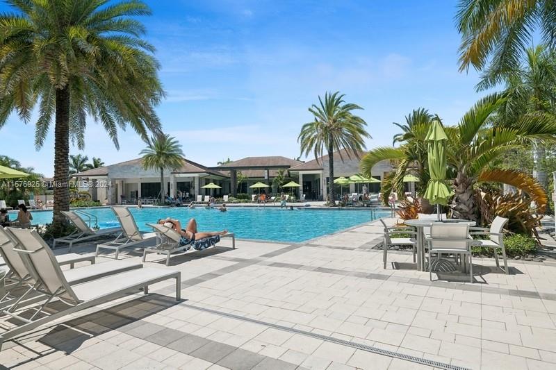 DOWNTOWN DORAL SOUTH PHAS - Residential