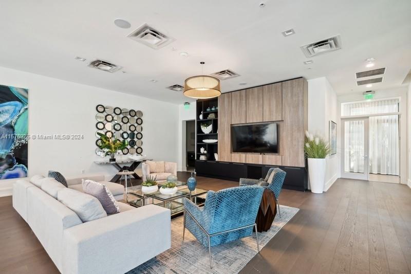 DOWNTOWN DORAL SOUTH PHAS - Residential