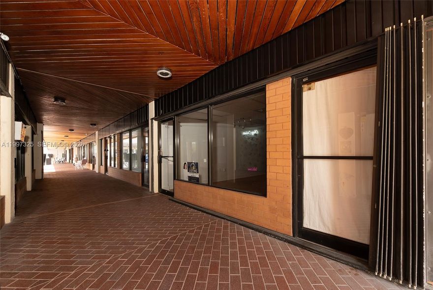 Prime space in sought after shopping mall in Prestigious Pinecrest. Open layout ready for you to start your dream business. Heavy foot traffic, surrounded by thriving businesses. perfect for medical, wellness, office or boutique service.