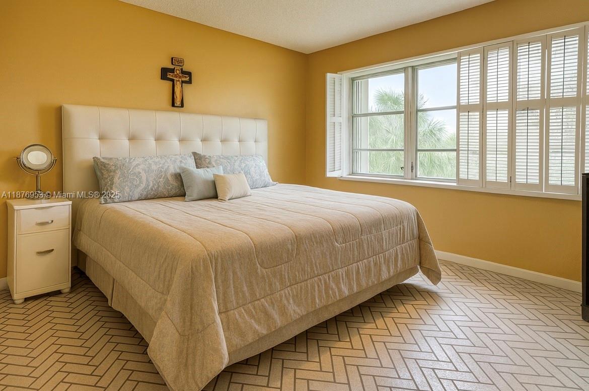 HOLLYBROOK GOLF AND - Residential