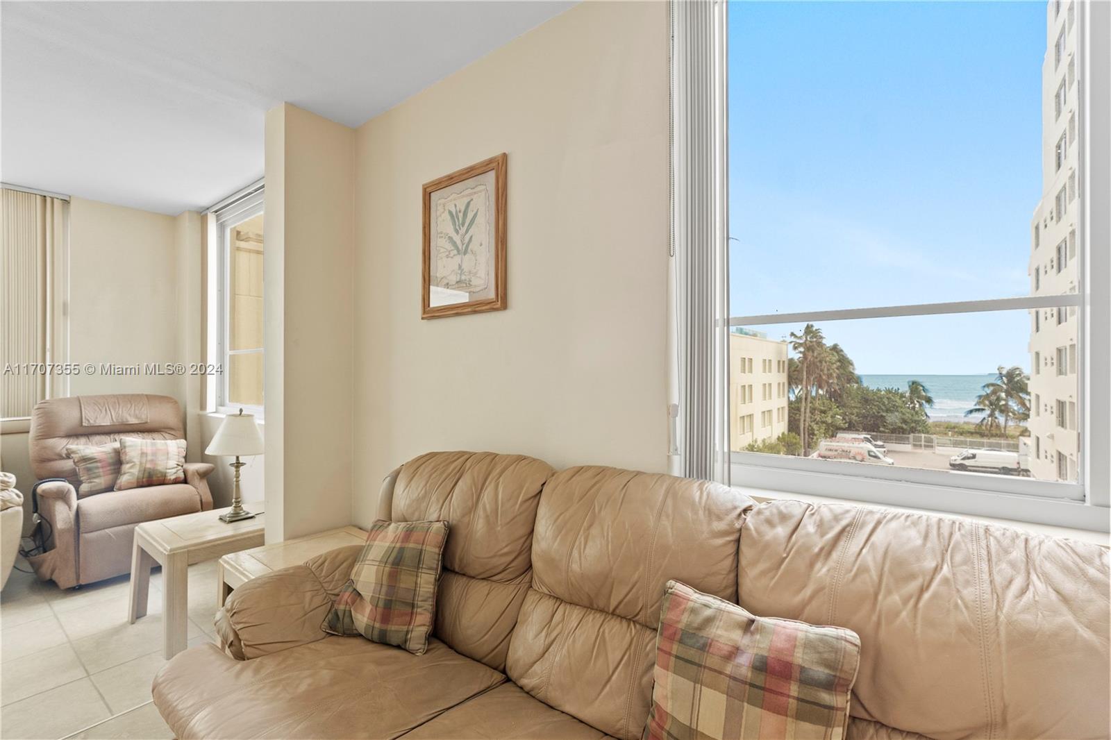 5005 Collins Ave 425