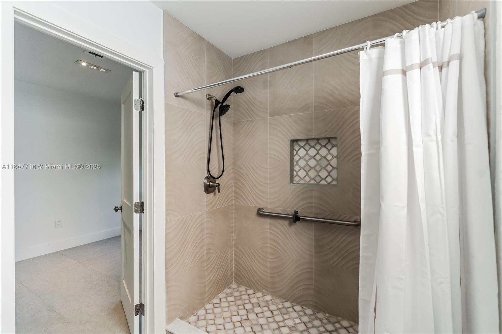 COUNTRY CLUB ESTATES SEC - Residential