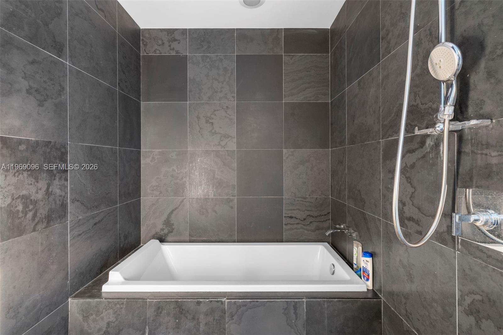 900 BISCAYNE BAY CONDO - Residential Lease