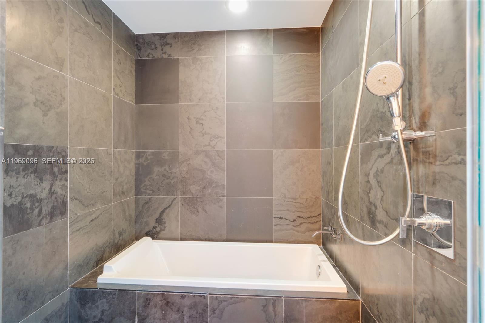 900 BISCAYNE BAY CONDO - Residential Lease